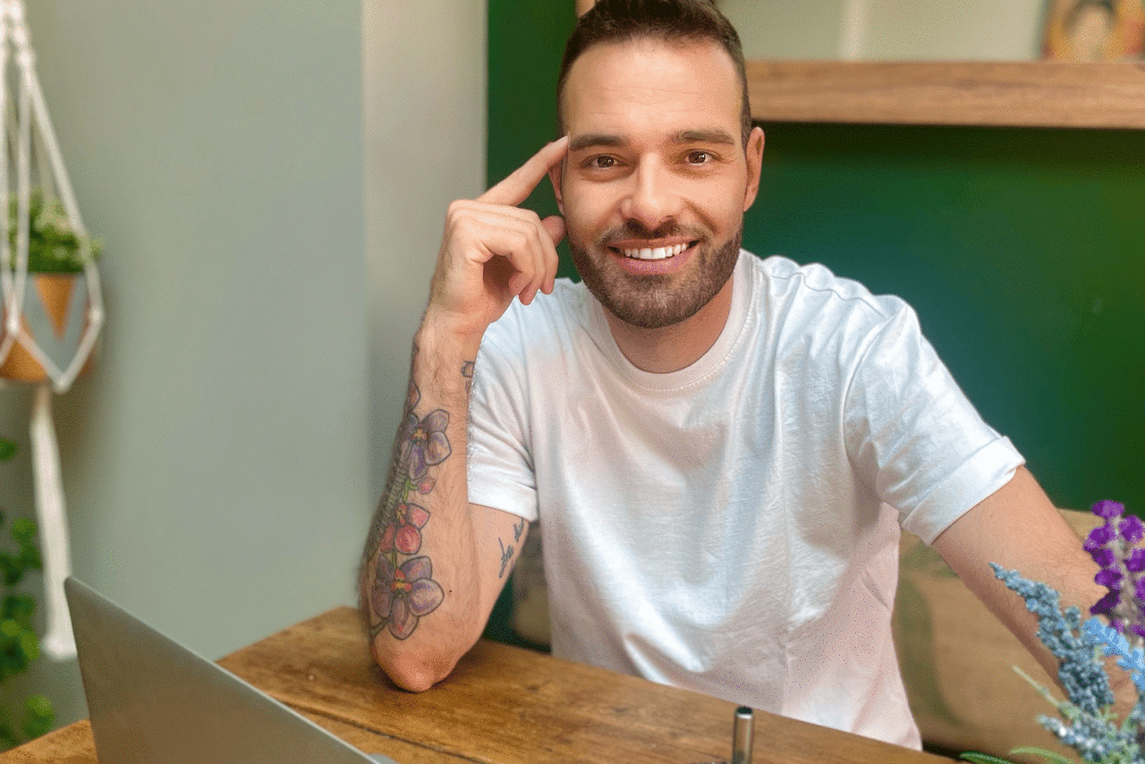Meet your Hivemate: Giuseppe – fashion blogger powered by Versace!