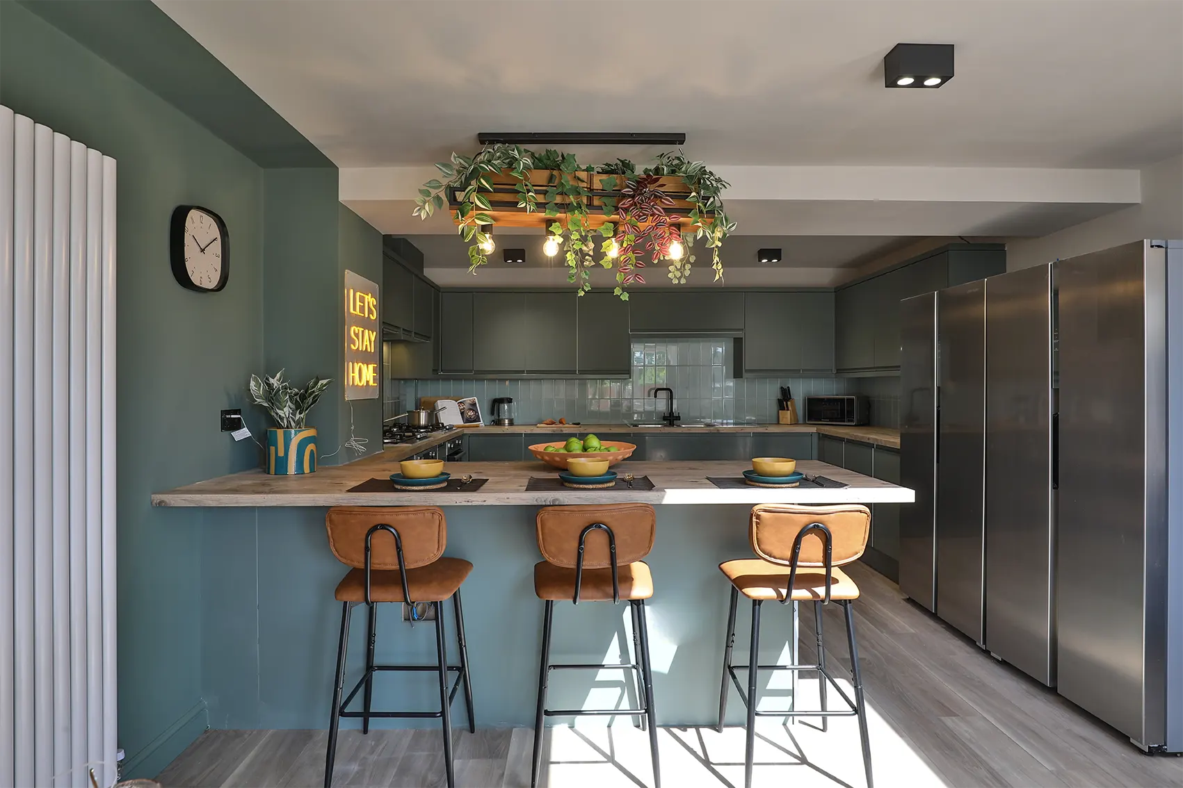 Modern, fully equipped shared kitchen and breakfast bar for professionals commuting between Oxford and Bicester